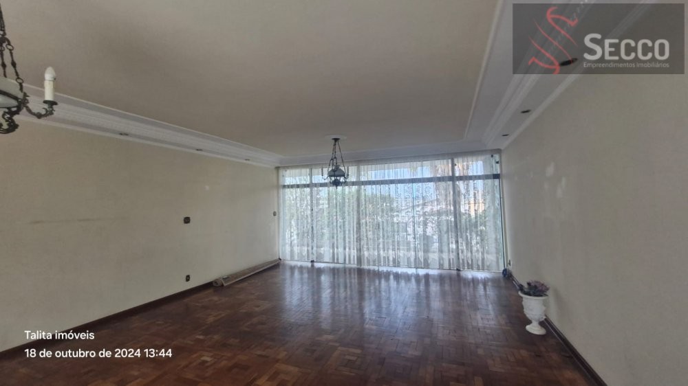 Casa para alugar com 4 quartos, 1050m² - Foto 1