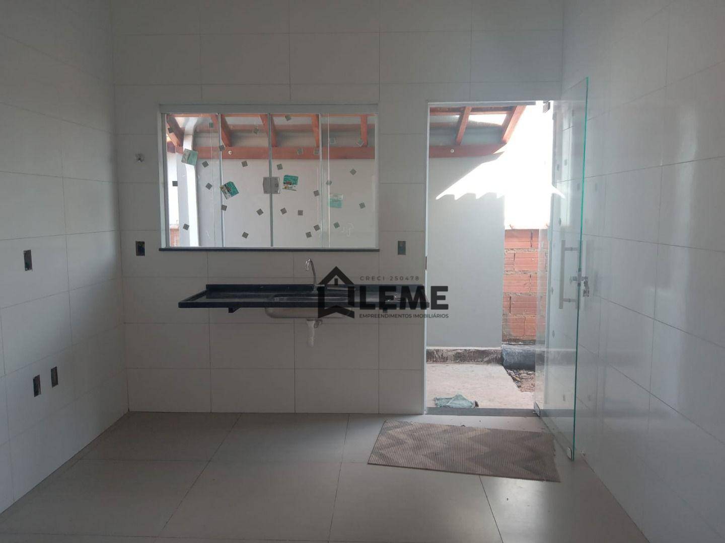 Casa à venda com 2 quartos, 62m² - Foto 1