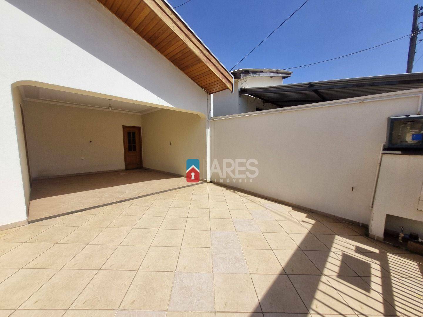 Casa à venda com 3 quartos, 132m² - Foto 1