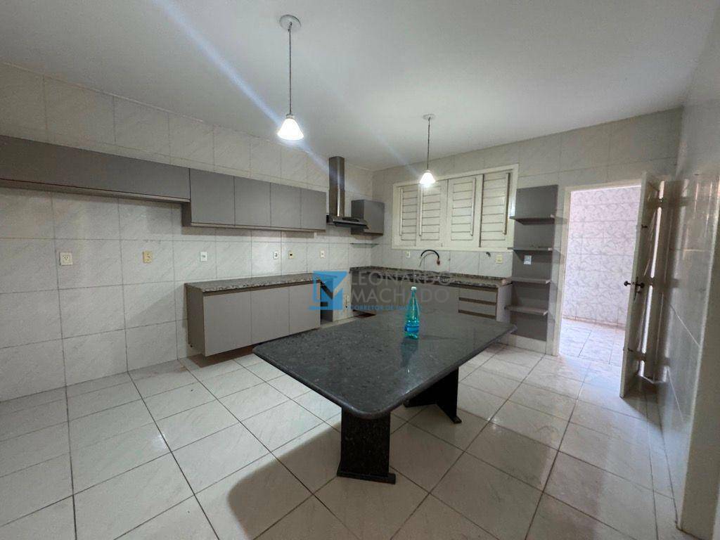 Casa à venda com 4 quartos, 250m² - Foto 10