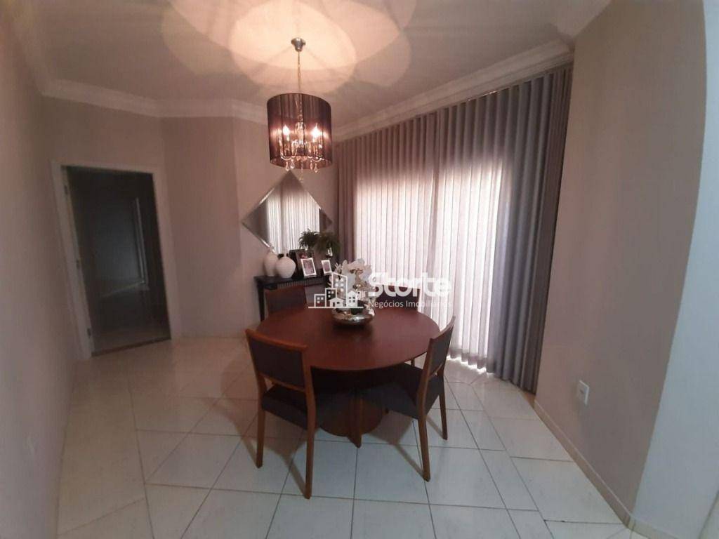 Casa à venda com 4 quartos, 235m² - Foto 4