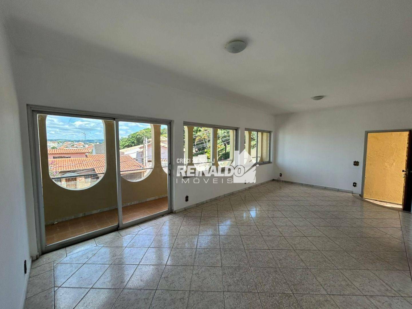 Casa à venda e aluguel com 4 quartos, 312m² - Foto 1