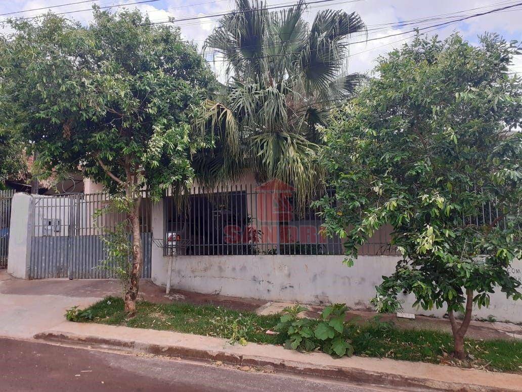 Casa à venda com 4 quartos, 205m² - Foto 1