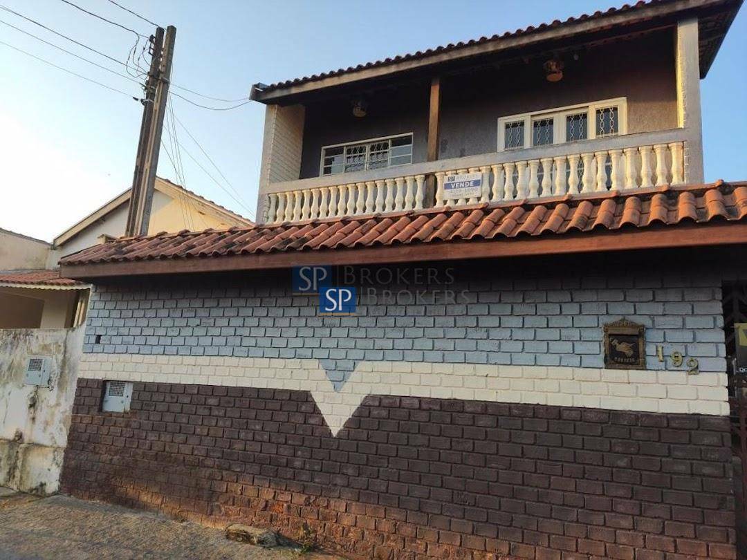 Casa à venda com 4 quartos, 240m² - Foto 1