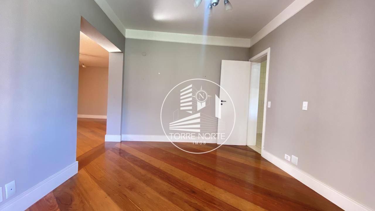 Apartamento à venda com 4 quartos, 200m² - Foto 2