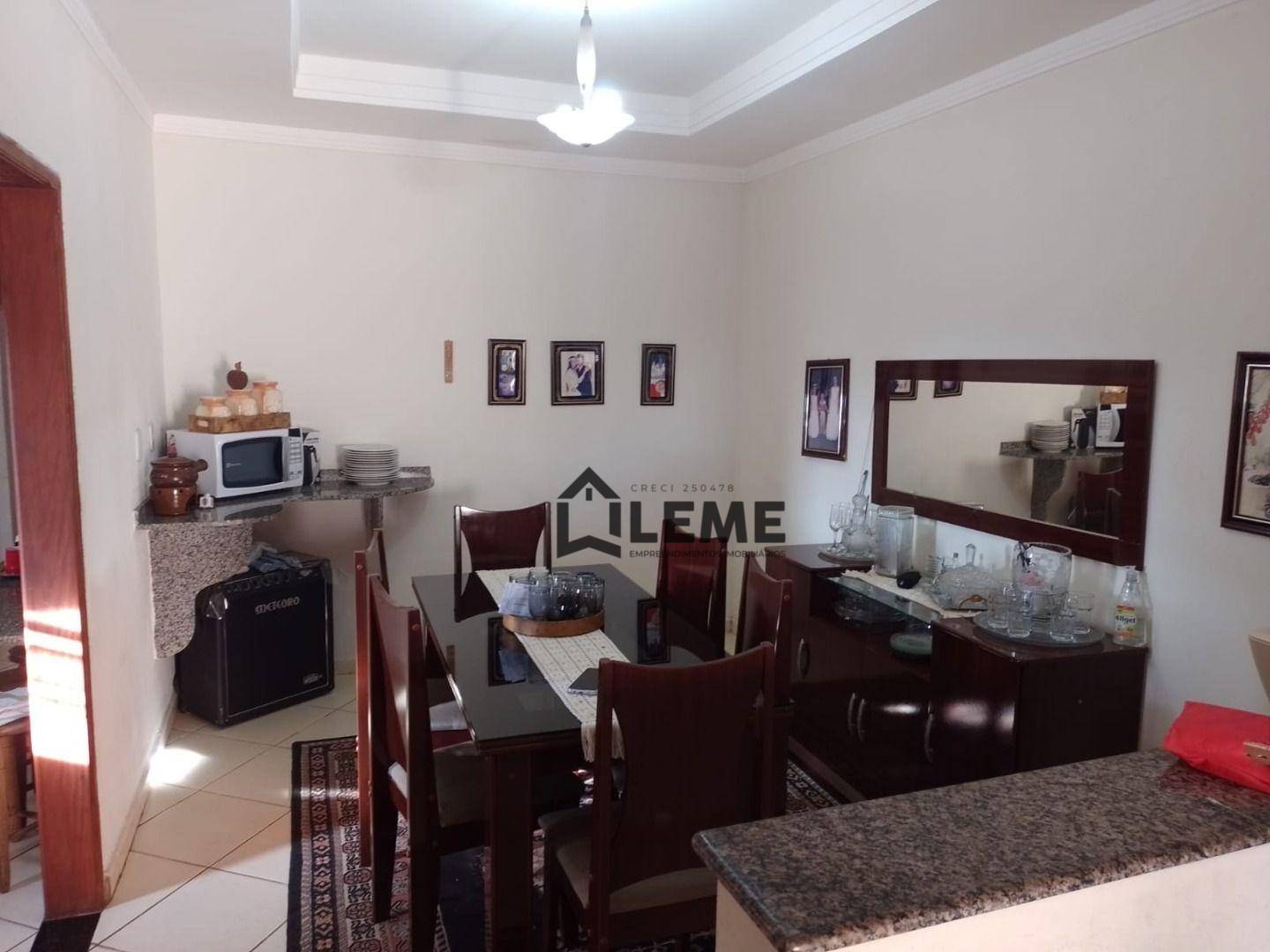 Casa à venda com 4 quartos, 210m² - Foto 2