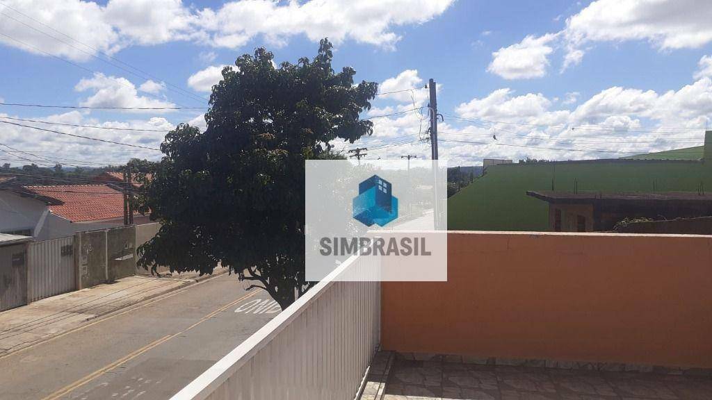 Casa à venda com 3 quartos, 172m² - Foto 1