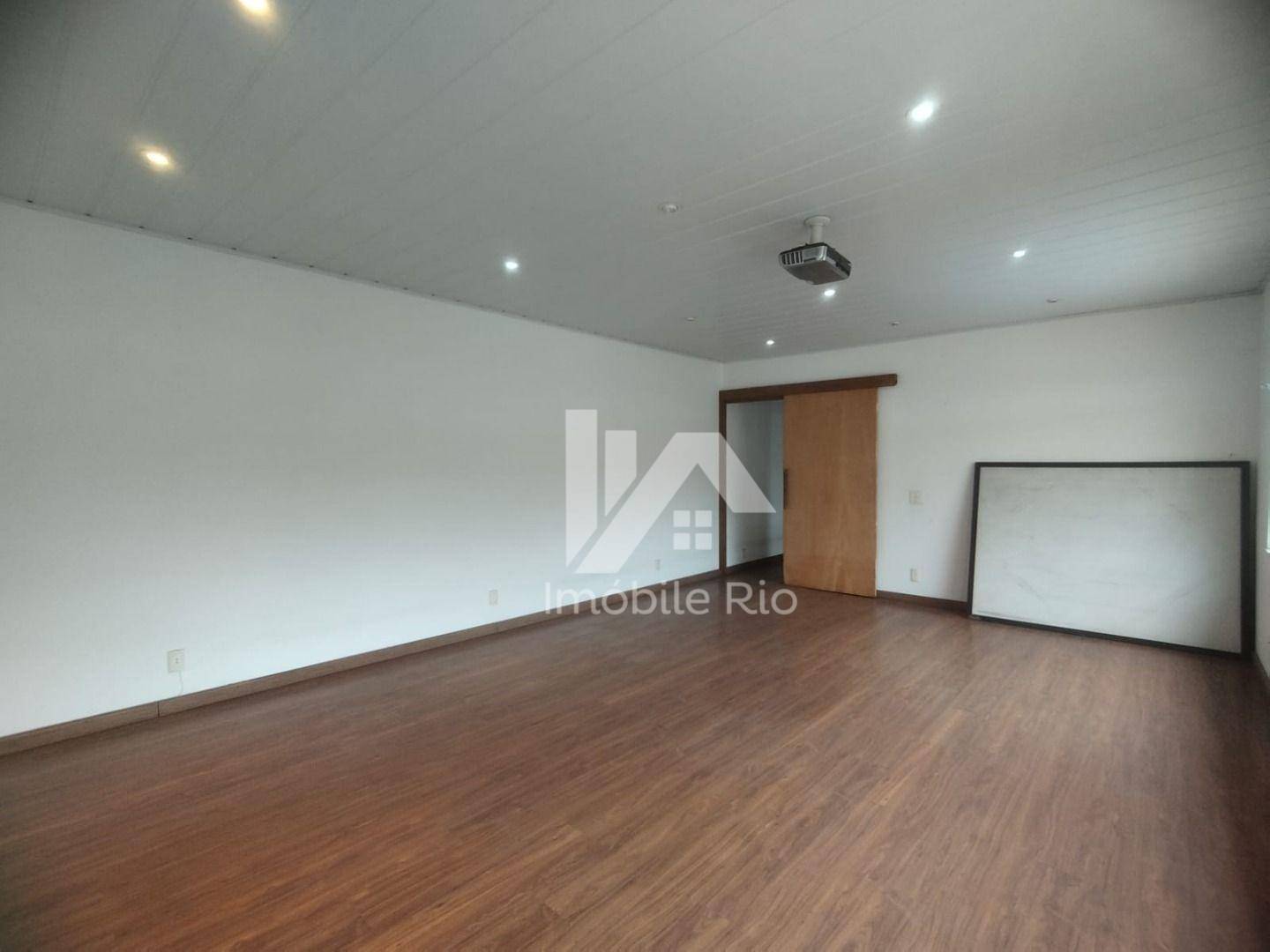 Casa à venda com 3 quartos, 258m² - Foto 1