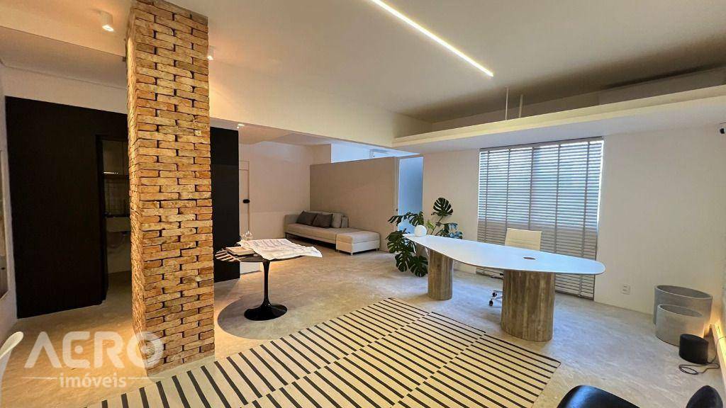 Casa à venda com 3 quartos, 167m² - Foto 1