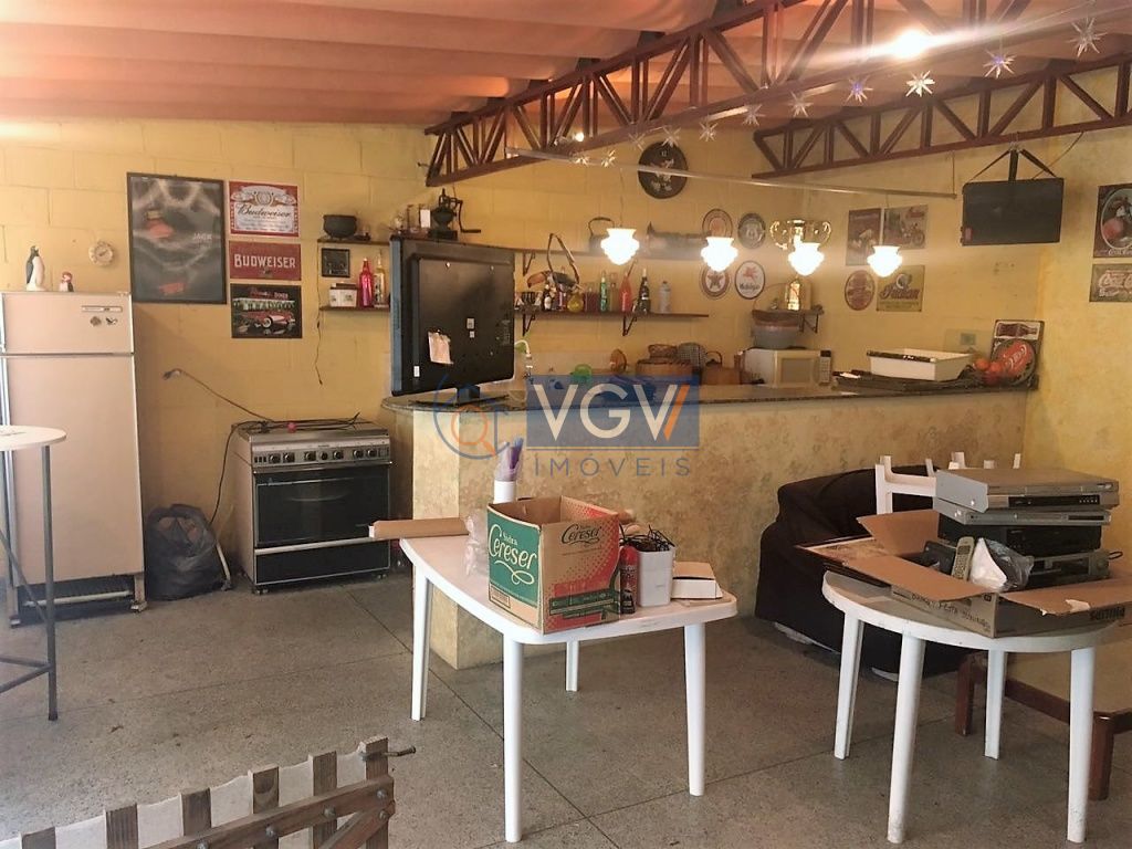 Casa à venda e aluguel com 5 quartos, 300m² - Foto 1