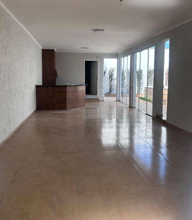 Casa à venda com 3 quartos, 228m² - Foto 3