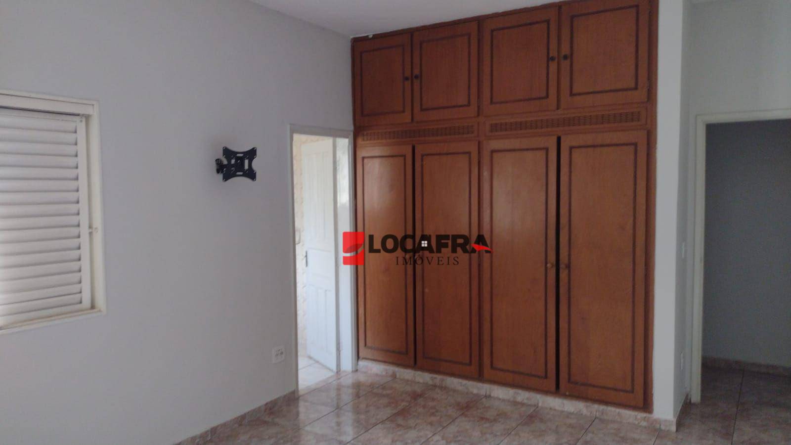 Casa para alugar com 4 quartos, 300m² - Foto 14