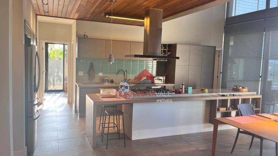 Casa de Condomínio à venda com 3 quartos, 405m² - Foto 1