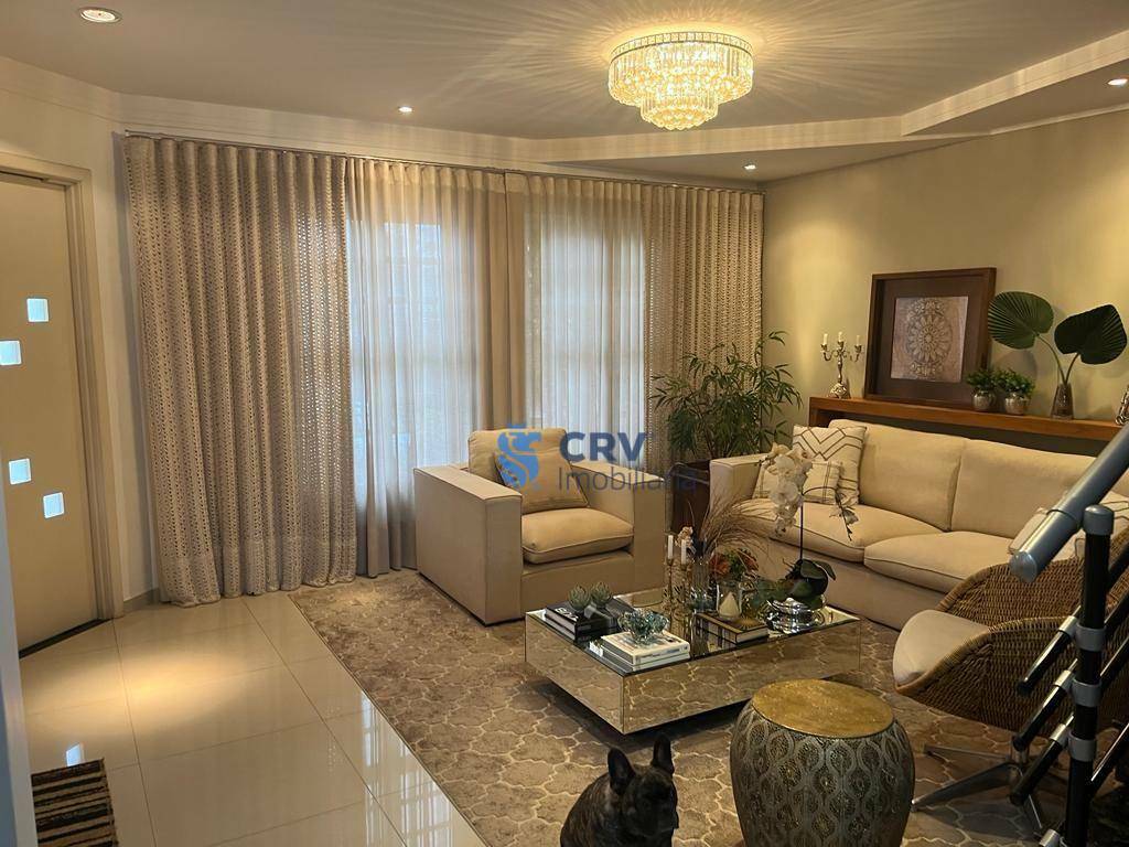 Sobrado à venda com 3 quartos, 246m² - Foto 1