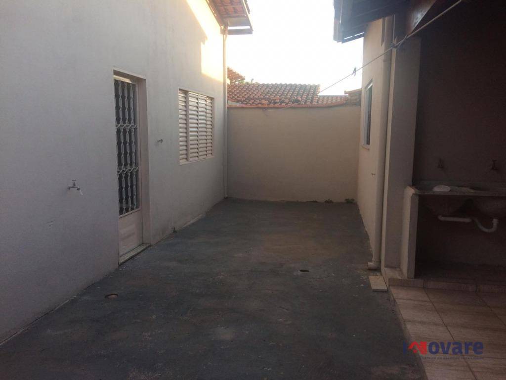 Casa à venda com 2 quartos, 100m² - Foto 1