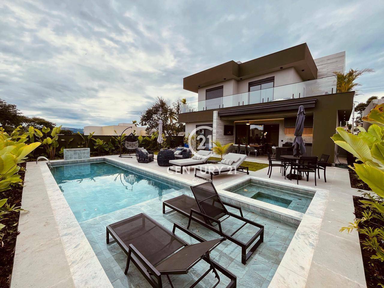 Sobrado à venda com 4 quartos, 269m² - Foto 1