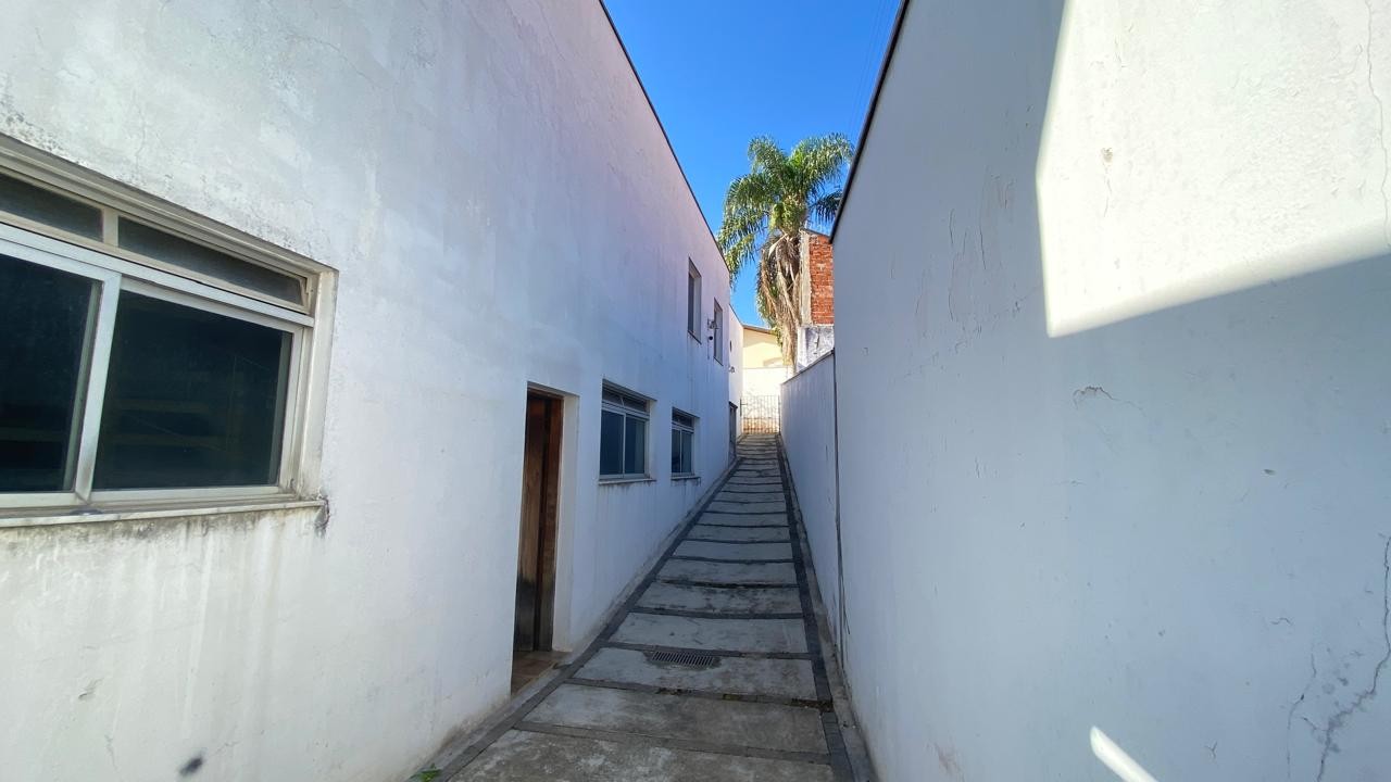 Casa para alugar com 4 quartos, 437m² - Foto 2