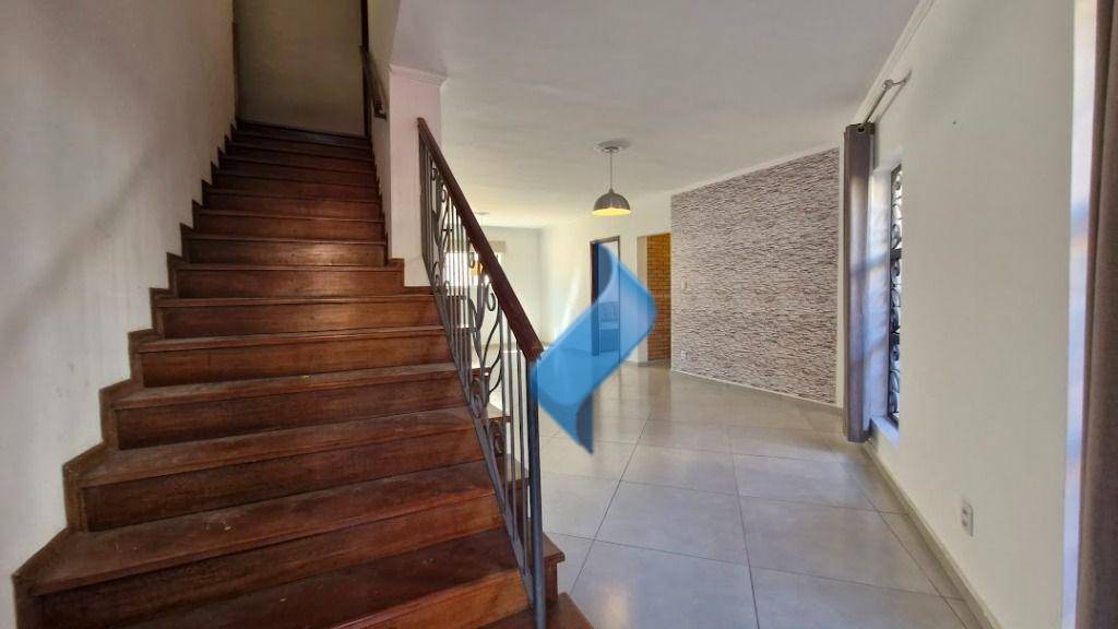 Casa para alugar com 4 quartos, 250m² - Foto 9