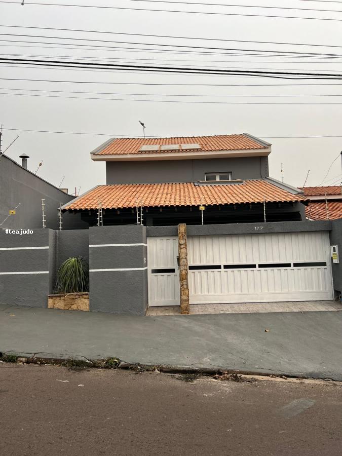 Casa à venda com 4 quartos, 250m² - Foto 1