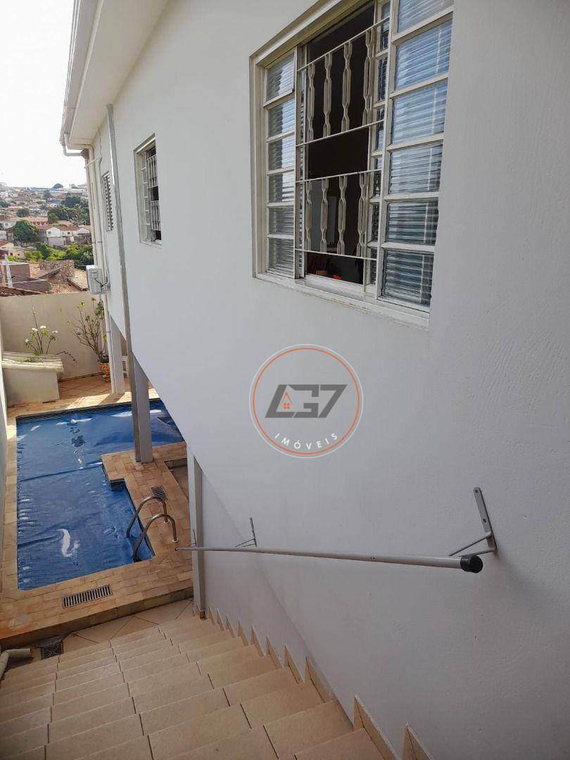 Casa à venda com 3 quartos, 162m² - Foto 1