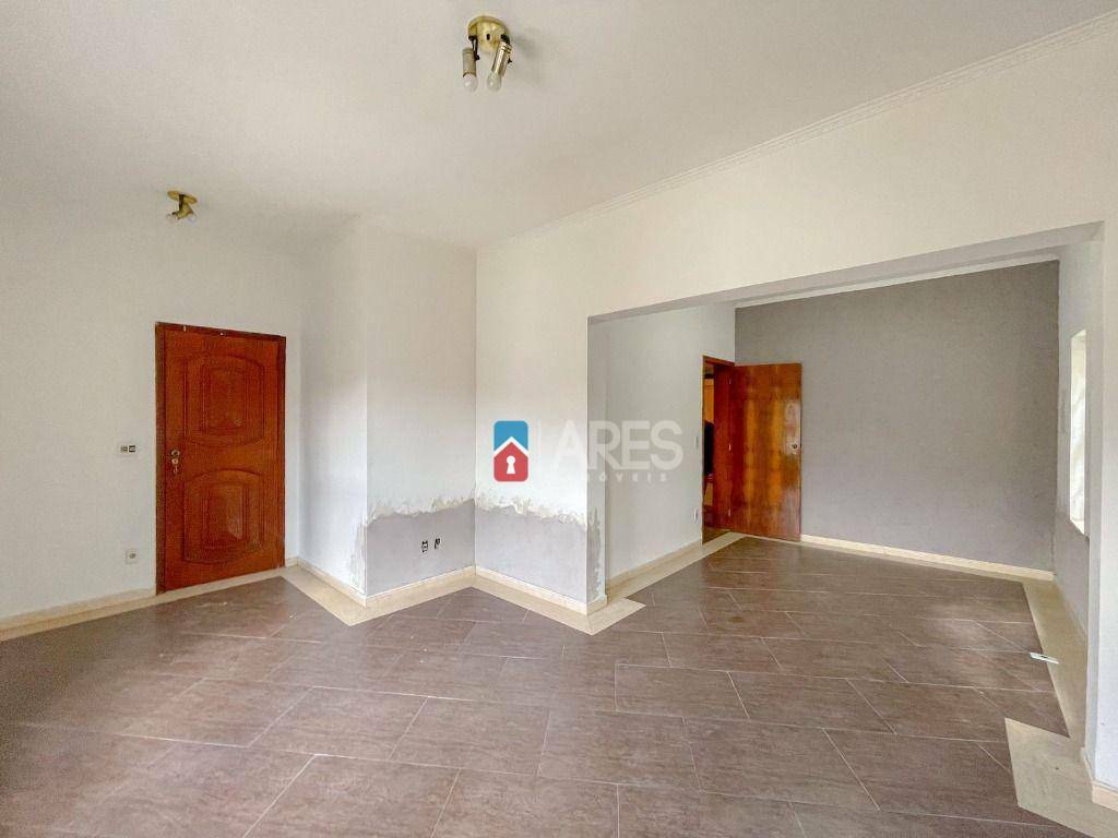 Casa à venda com 2 quartos, 156m² - Foto 1