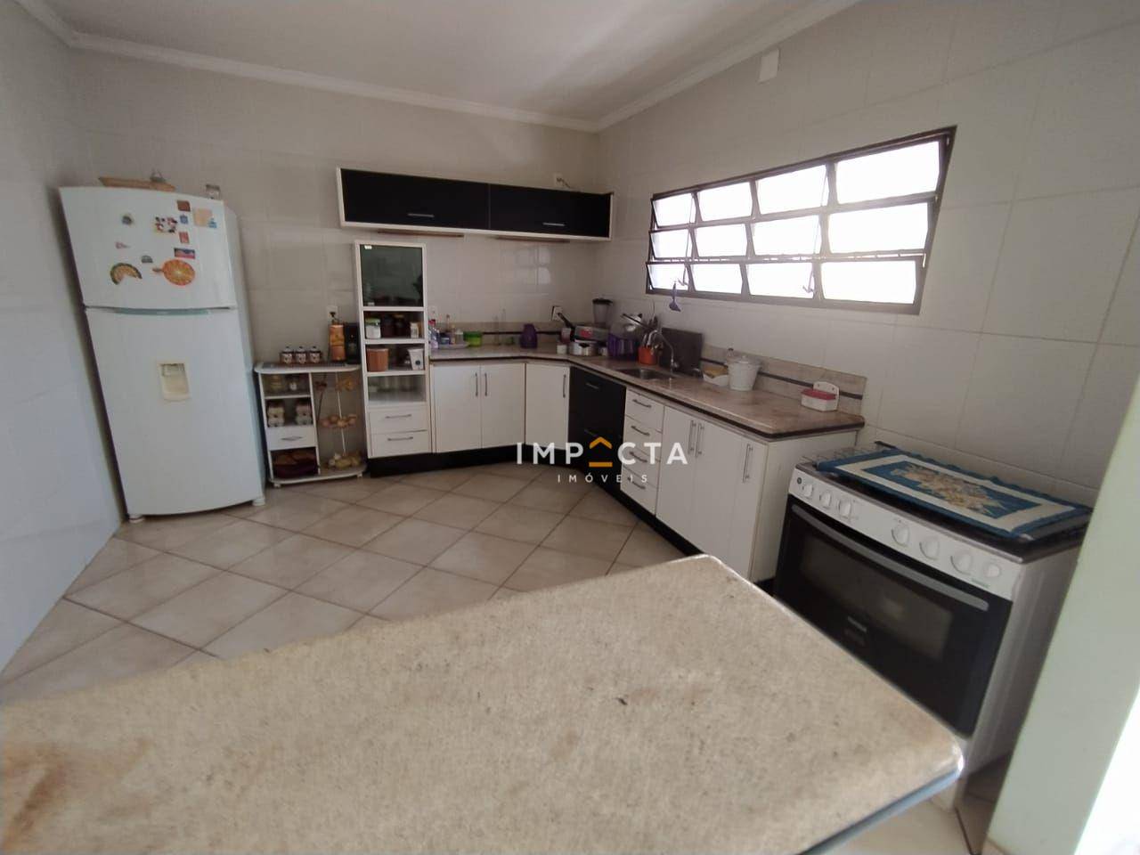 Casa à venda com 4 quartos, 420m² - Foto 2