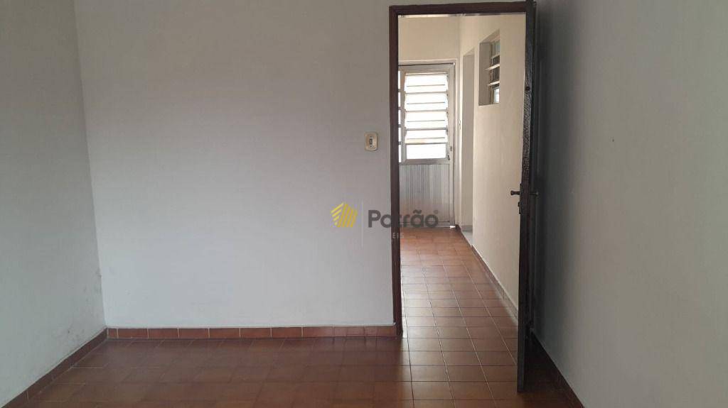 Casa para alugar com 4 quartos, 226m² - Foto 4