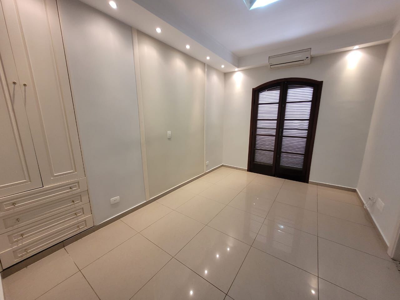 Casa para alugar com 4 quartos, 250m² - Foto 17