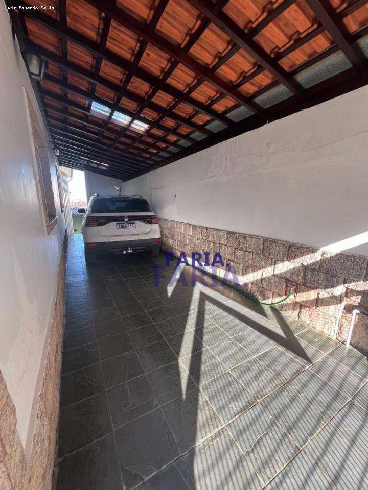 Casa à venda com 4 quartos, 230m² - Foto 2