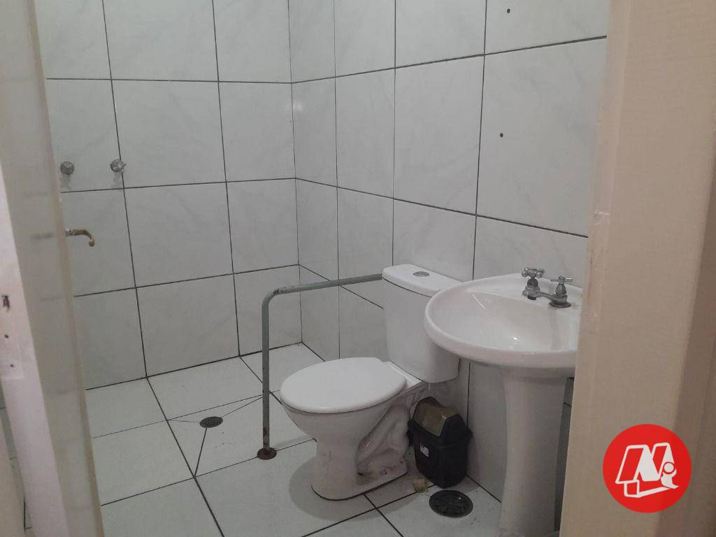 Casa para alugar com 2 quartos, 220m² - Foto 13