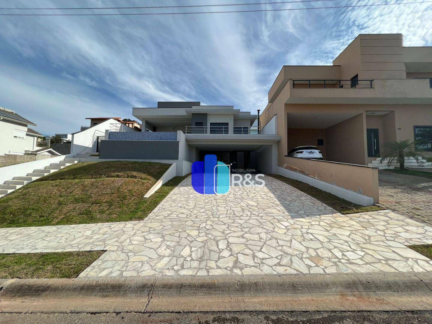 Casa de Condomínio à venda com 3 quartos, 258m² - Foto 2