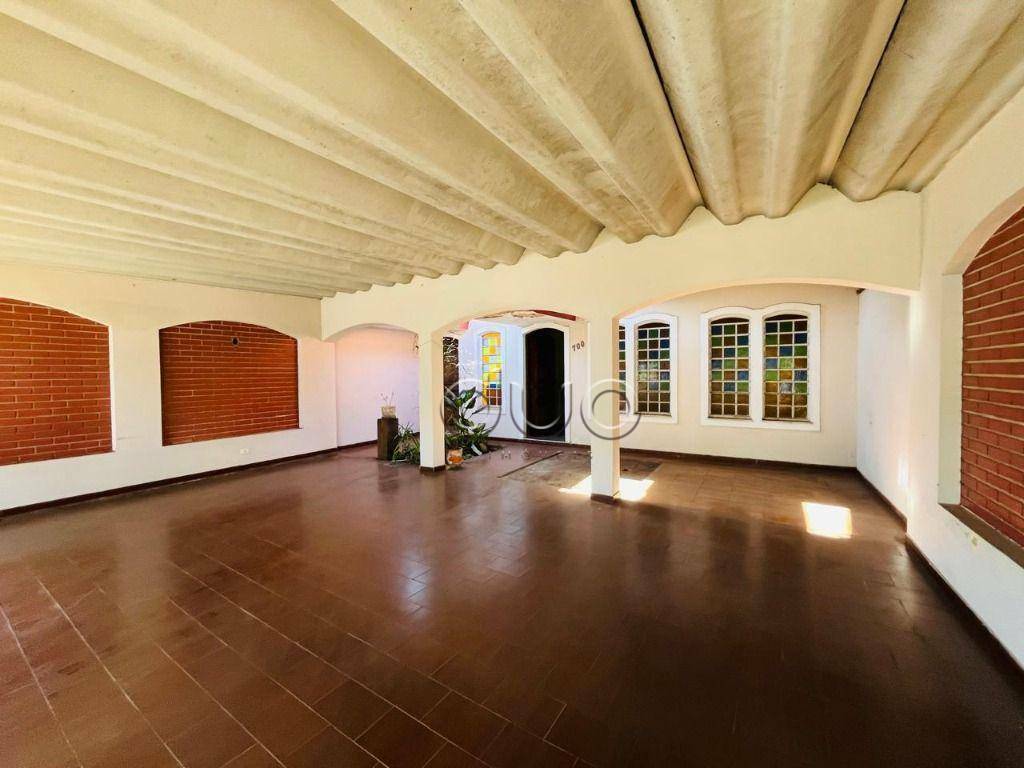 Casa à venda e aluguel com 5 quartos, 205m² - Foto 1