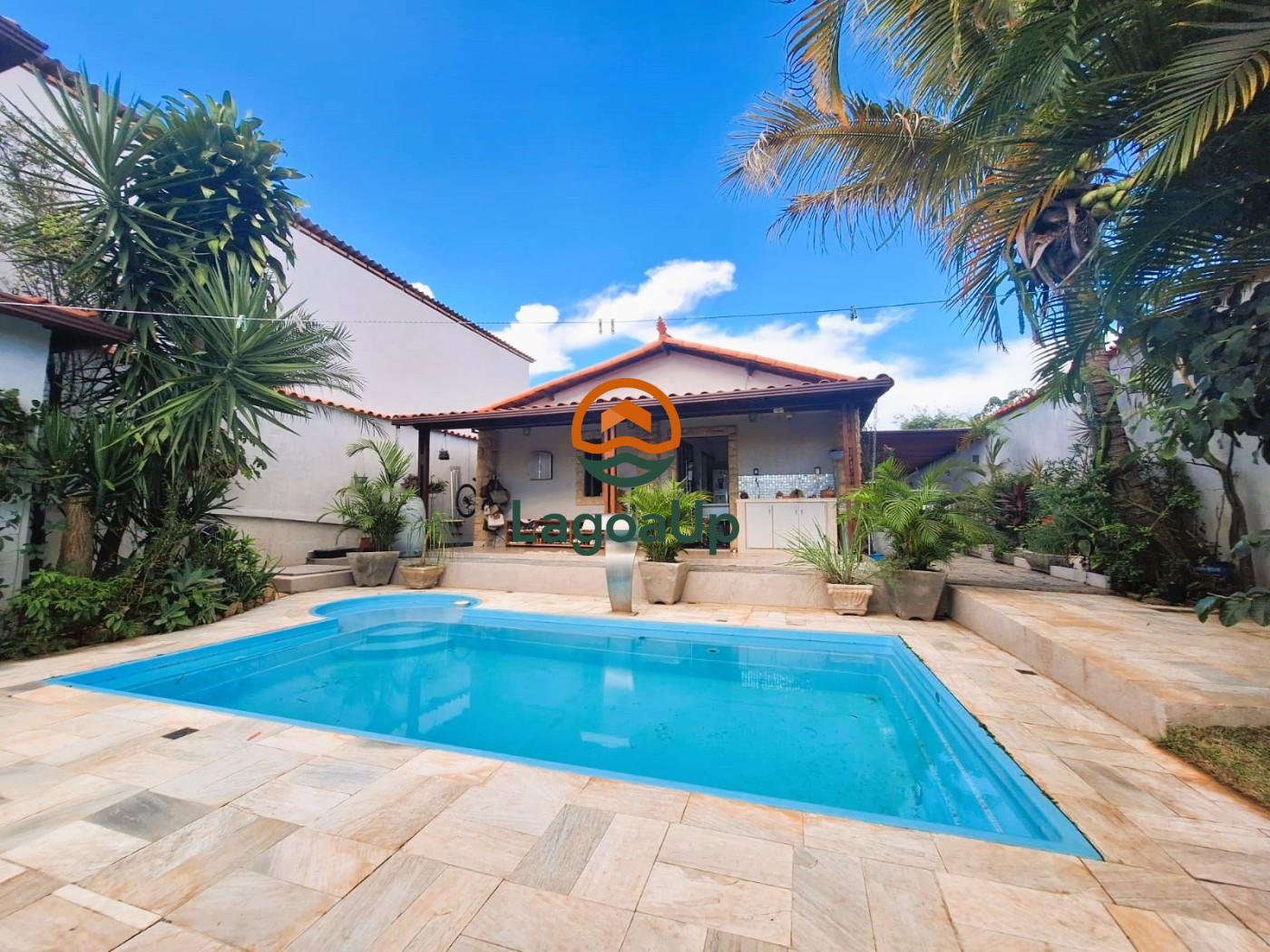Casa à venda com 3 quartos, 238m² - Foto 1