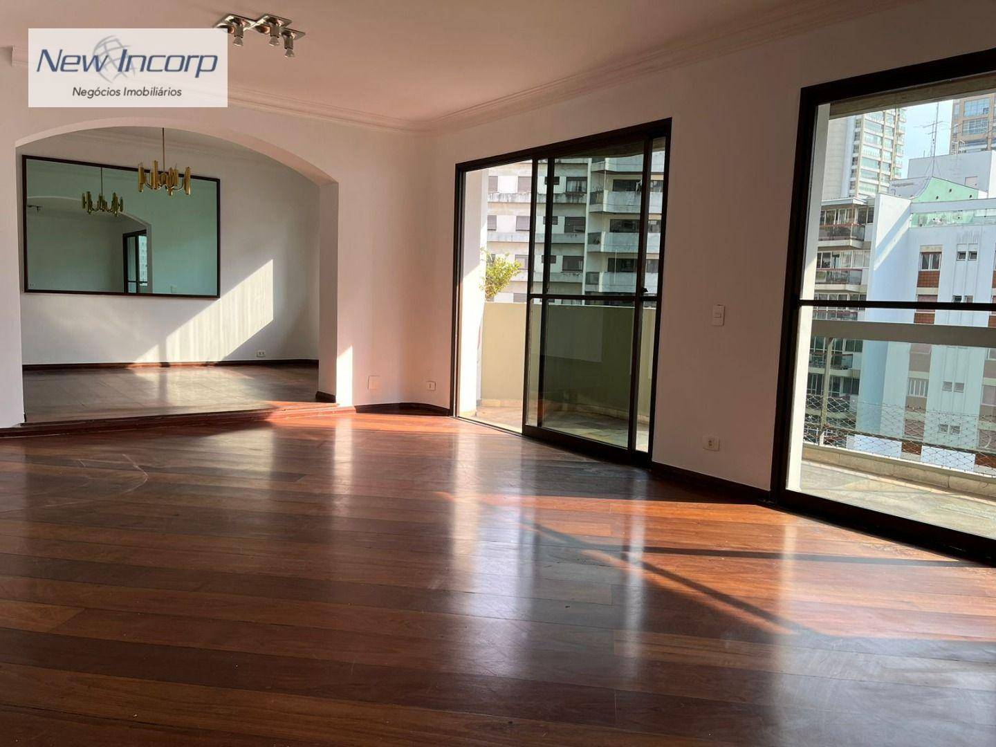 Apartamento à venda com 3 quartos, 233m² - Foto 1