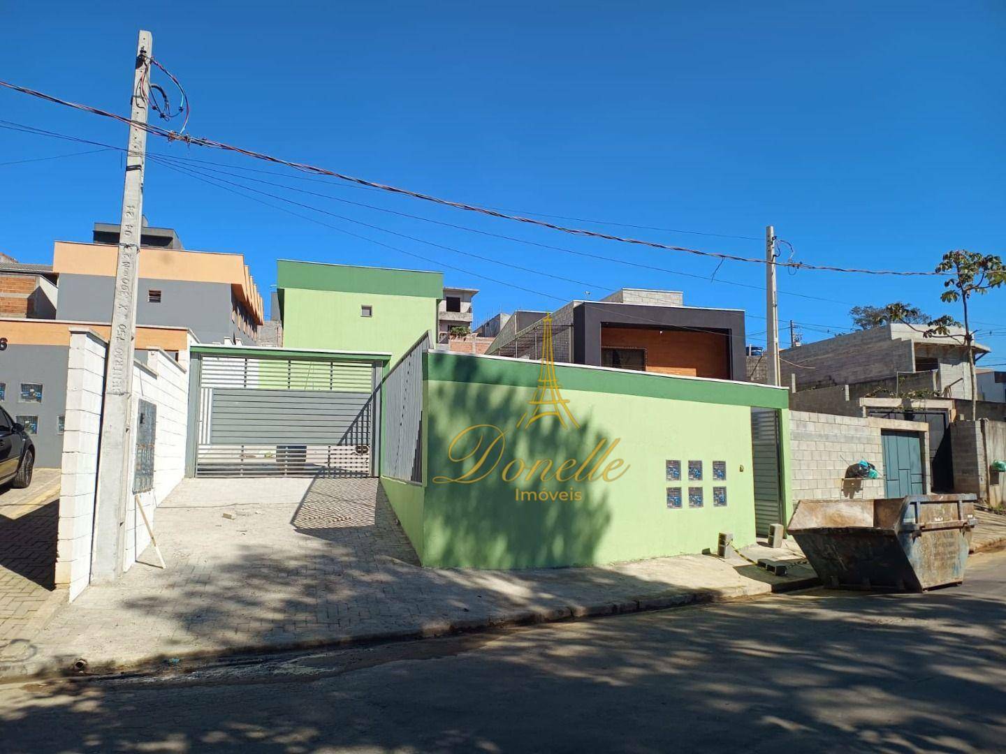 Casa à venda com 3 quartos, 100m² - Foto 1