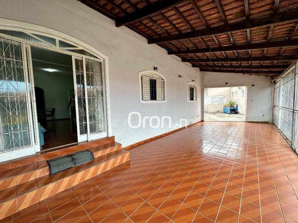 Casa à venda com 3 quartos, 214m² - Foto 1