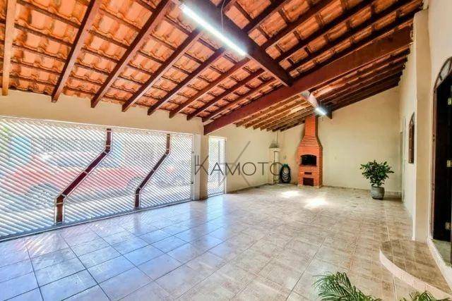 Sobrado à venda com 4 quartos, 300m² - Foto 1