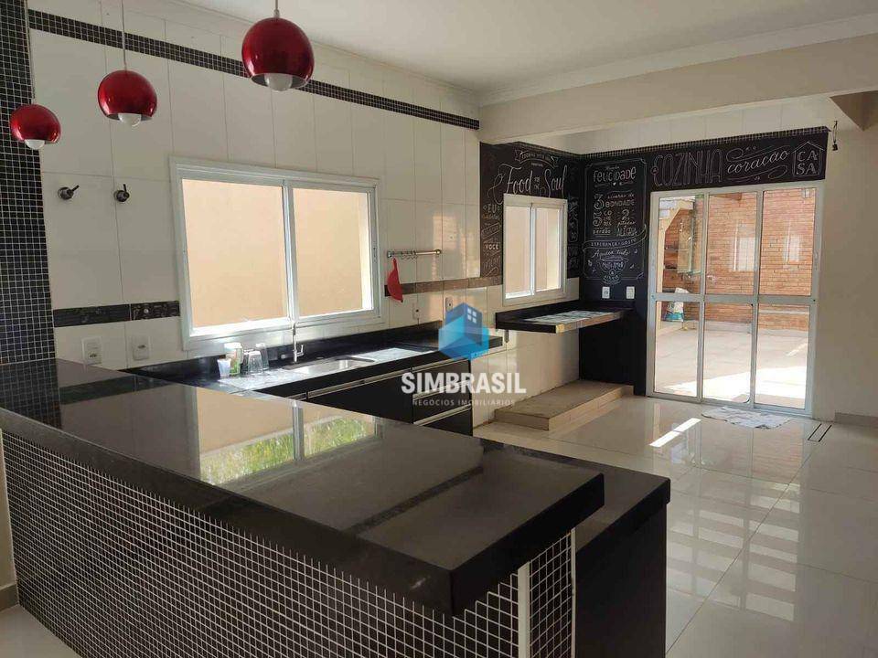 Casa à venda com 4 quartos, 240m² - Foto 1