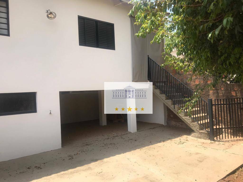 Casa à venda com 3 quartos, 230m² - Foto 1