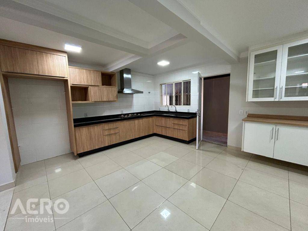 Casa de Condomínio à venda com 3 quartos, 200m² - Foto 3