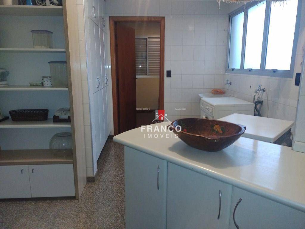 Apartamento para alugar com 3 quartos, 242m² - Foto 17