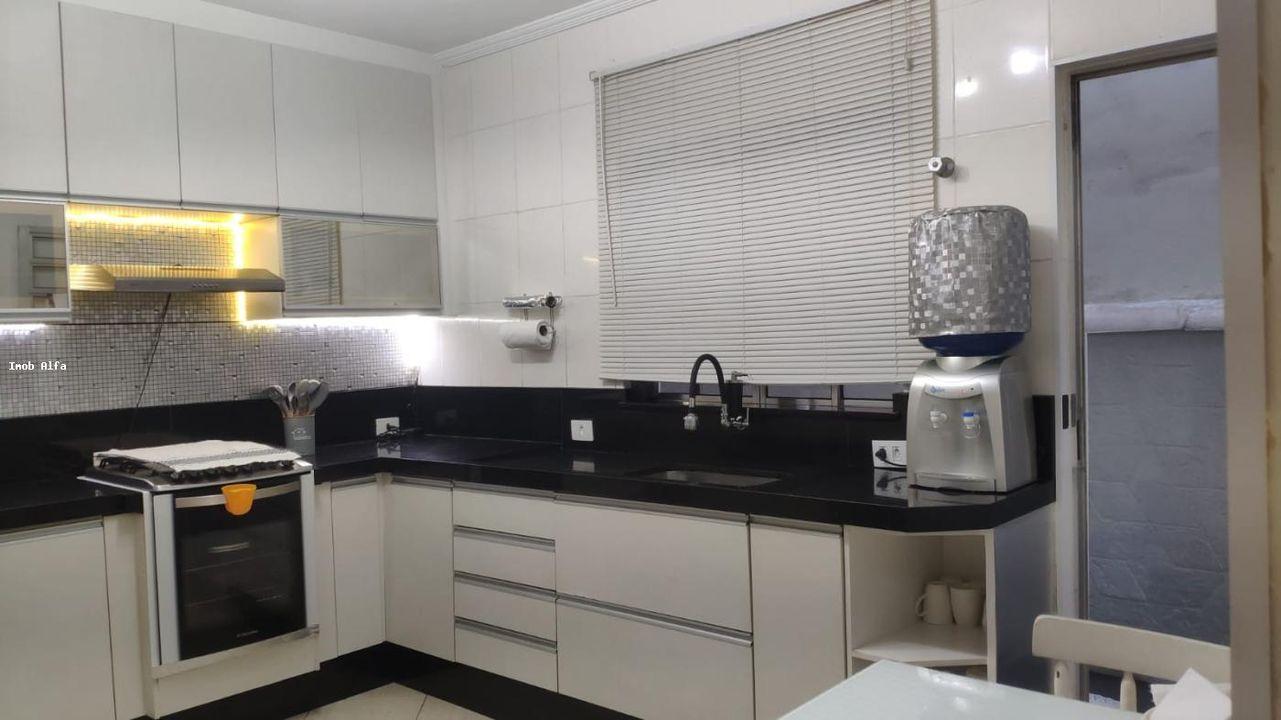 Casa à venda com 3 quartos, 200m² - Foto 1