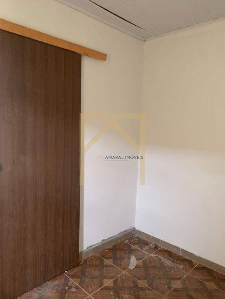 Casa à venda com 4 quartos, 210m² - Foto 2