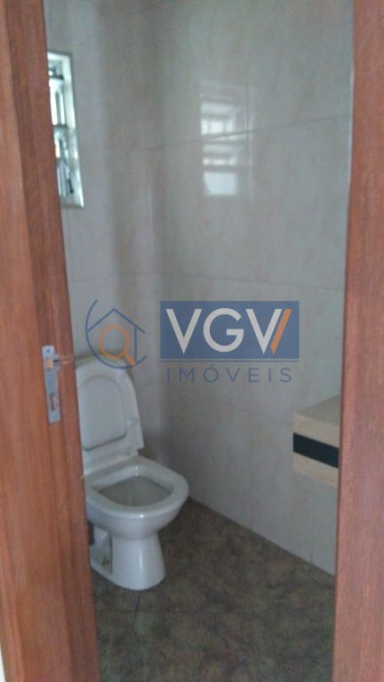 Casa à venda e aluguel com 3 quartos, 140m² - Foto 2