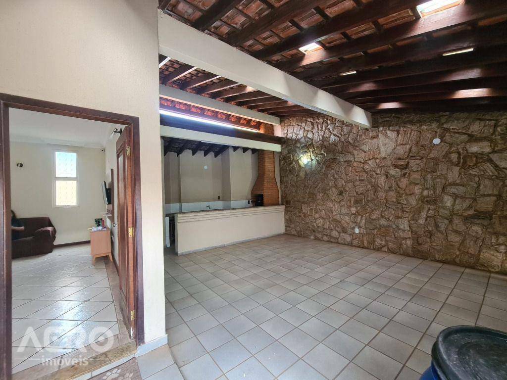 Casa à venda com 4 quartos, 220m² - Foto 28