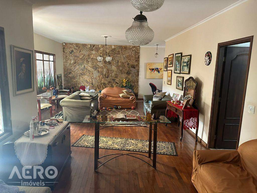 Casa à venda com 3 quartos, 305m² - Foto 1