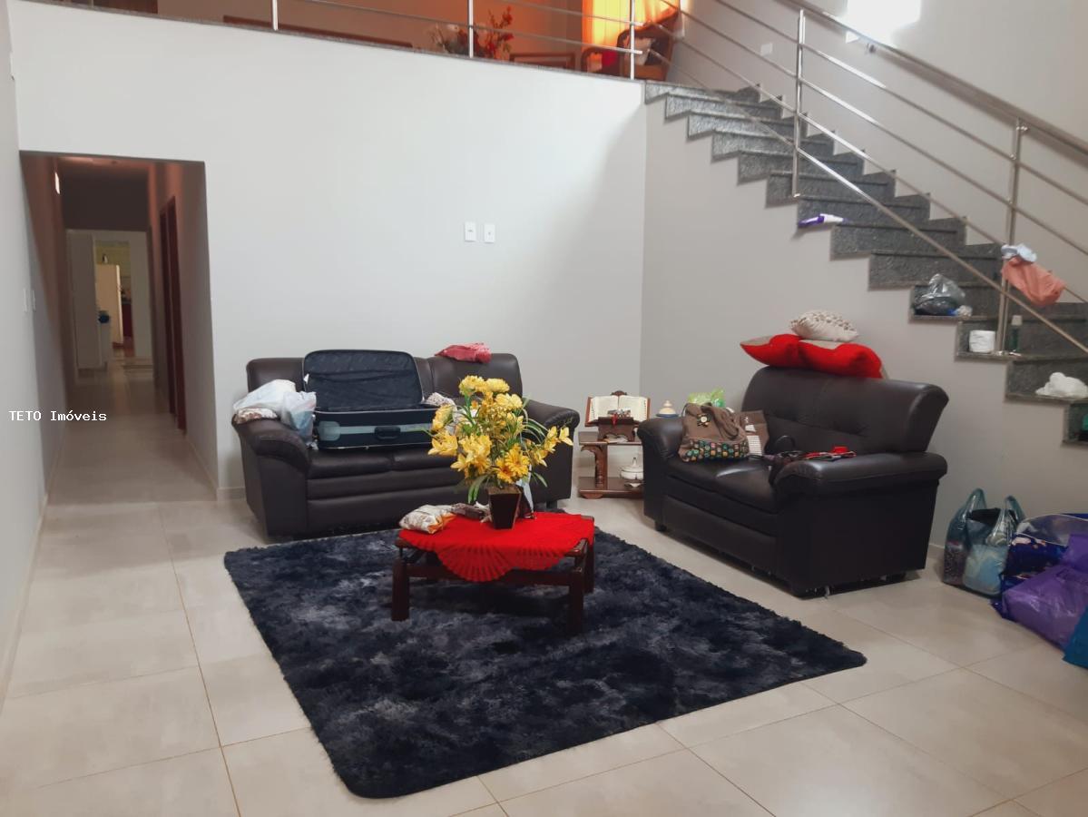 Casa à venda com 3 quartos, 210m² - Foto 1