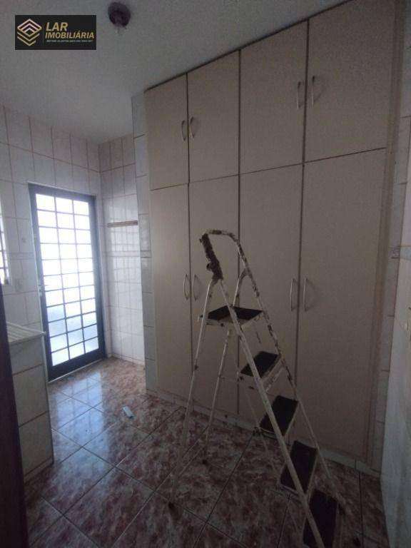 Casa para alugar com 4 quartos, 267m² - Foto 18