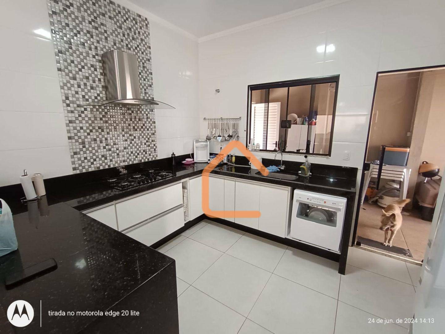 Casa à venda com 3 quartos, 150m² - Foto 1