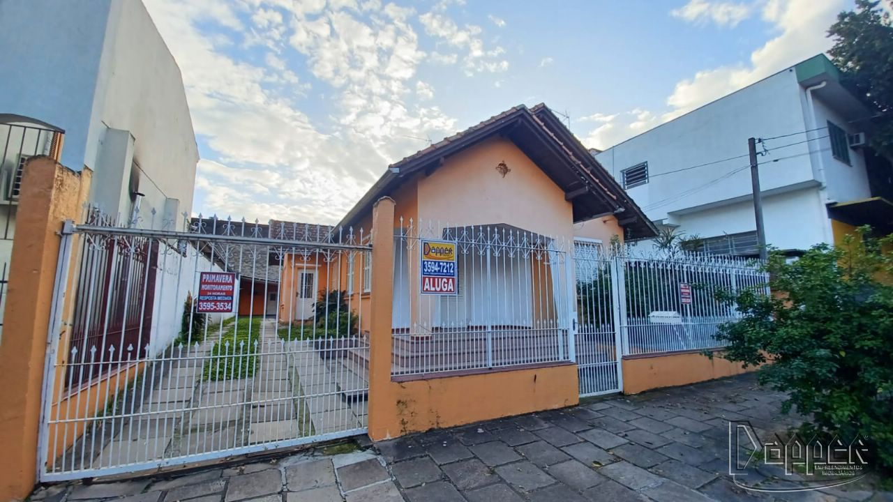 Casa à venda com 4 quartos, 216m² - Foto 1